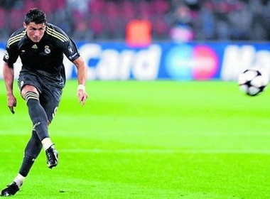 Cau thu sut phat ‘sieu’ hon Cristiano Ronaldo? hinh anh