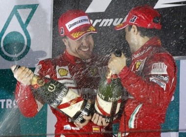 Red Bull 'dinh' sao qua ta, Alonso bat ngo vot len dan dau hinh anh