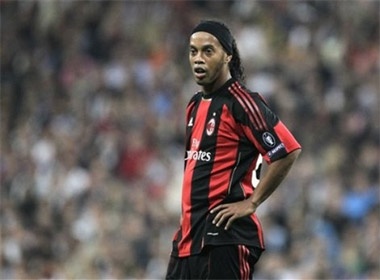 AC Milan khoi dau hanh trinh khac nghiet tai San Paolo hinh anh