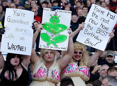 Rooney bi CDV Stoke che nhao hinh anh