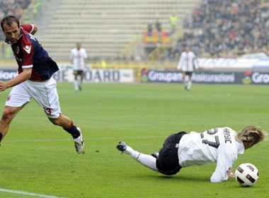 An va penalty, ‘Nedved moi’ doi mat nguy co treo gio hinh anh