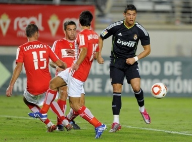 Real ‘bat luc’ truoc Murcia, Barca thang nhe hinh anh