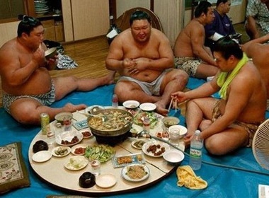 Cuoc song sau san dau cua vo si sumo hinh anh