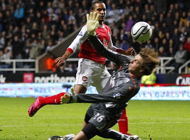 Walcott lap cu dup, Arsenal vao tu ket hinh anh