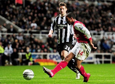 HLV Wenger dua Theo Walcott 'len may xanh' hinh anh