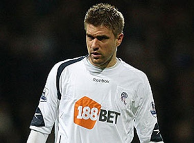 Cau thu Bolton bi bat vi tinh nghi hiep dam hinh anh