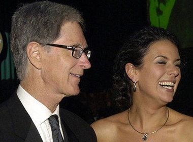 Cuoc song hon nhan cua ong chu moi Liverpool hinh anh