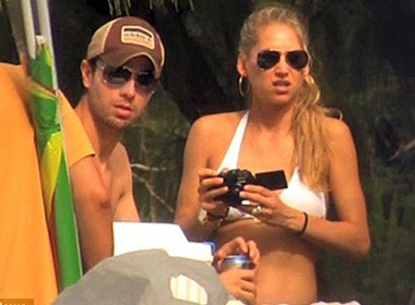 Kournikova goi cam cung bikini hinh anh