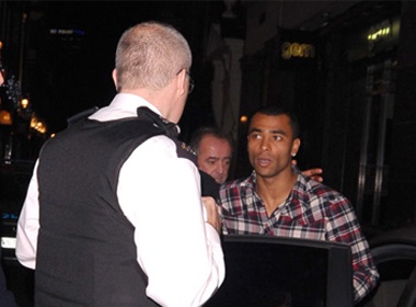 Ashley Cole tho o khi ban be vuong vao xo xat hinh anh