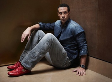 Rio Ferdinand nam tinh cung giay tu thiet ke hinh anh