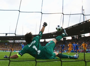 Qua penalty co mot khong hai hinh anh