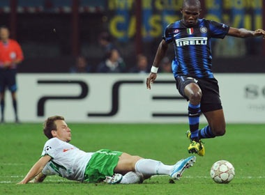 Pha truot chan ‘quy nhu vang’ cua Samuel Eto’o hinh anh