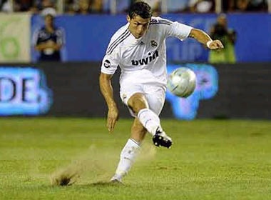 Cristiano Ronaldo dung lung chuyen bong dieu nghe hinh anh