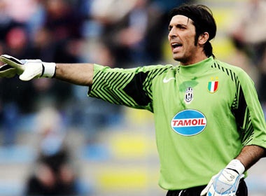 Buffon phu nhan tin don gia nhap MU hinh anh