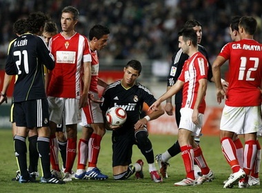 Doi bong hang ba lam Real ‘run ray’ hinh anh