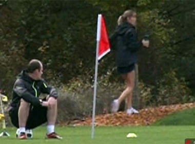 Rooney lai ‘soi’ gai hinh anh