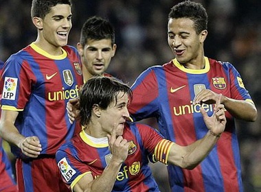 'Ga nha' cat tieng gay, Barca nhe nhang dat ve di tiep hinh anh