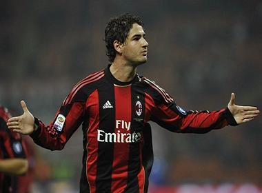 Inter bi Lecce cam chan, Milan tiep tuc bay cao hinh anh