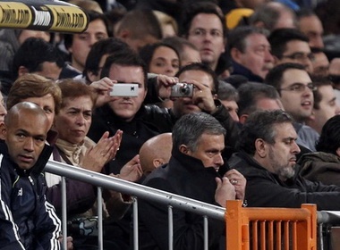 Jose Mourinho bi duoi khoi san vi ‘chui the’ hinh anh