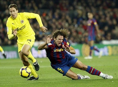 ‘Tau ngam vang’ cong pha Nou Camp hinh anh