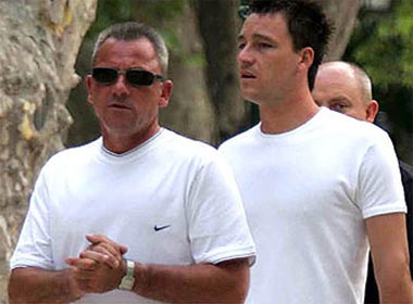 Bo John Terry bi hanh hung tren pho hinh anh