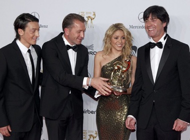 Oezil ben len ben Shakira hinh anh