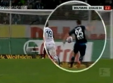 Huntelaar ghi ban bang ‘ban tay ban’ hinh anh