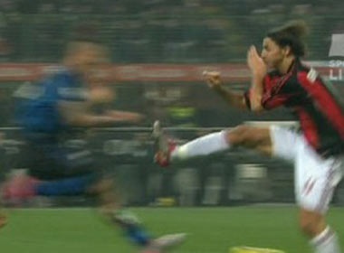 Materazzi vao vien vi don kungfu cua Ibrahimovic hinh anh