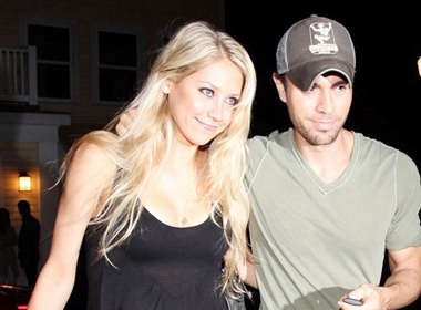 Kournikova tinh tu ben ban trai hinh anh