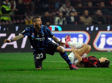 Tra thu cu, Ibra 'choi ban' Materazzi? hinh anh