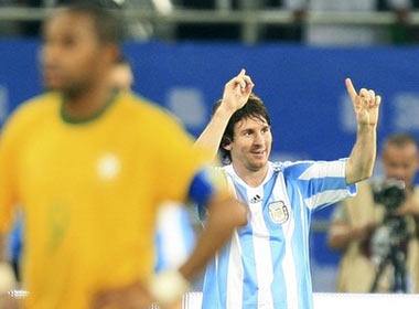 Ban thang muon cua Messi giup Argentina ha Brazil hinh anh
