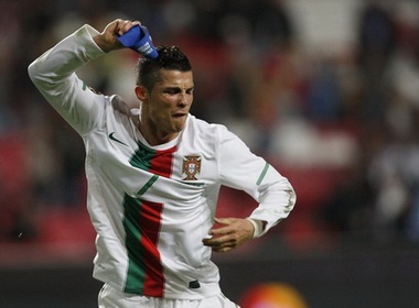 Nani pha hong kiet tac cua Ronaldo hinh anh