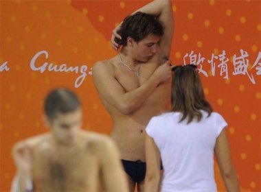 Nam VDV hon nhien 'waxing' truoc dam dong hinh anh