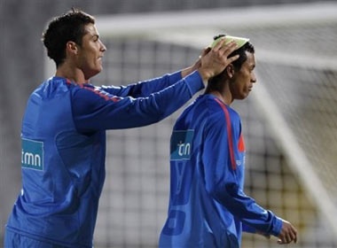 Nani xin loi vi pha hong kiet tac cua Ronaldo hinh anh