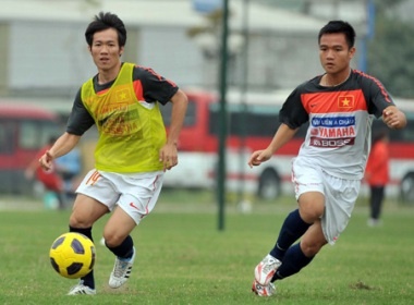 HLV Calisto cho Cong Vinh va Tien Thanh roi doi hinh anh