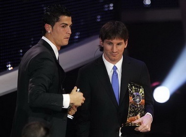 Messi va Ronaldo cham tran trong mau ao DTQG hinh anh