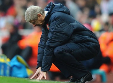 HLV Wenger noi dien tren san Emirates hinh anh