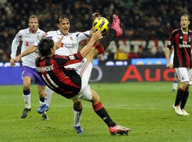 Pha nga ban den tuyet my cua Ibrahimovic hinh anh