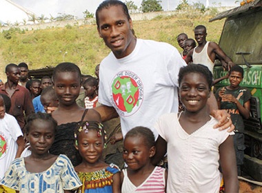 Drogba, ngoi sao co trai tim nhan ai hinh anh