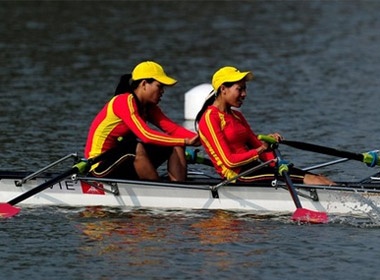 Cho doi bat ngo o dua thuyen hinh anh