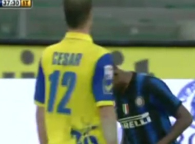 Tung ‘thiet dau cong’, Samuel Eto'o dinh an phat nang hinh anh