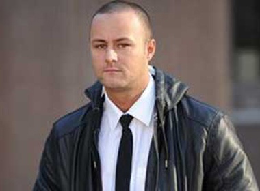 Cau thu dung xe hop truy duoi trong tai hinh anh