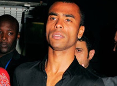 Ashley Cole ‘quay roi’ vo cu hinh anh