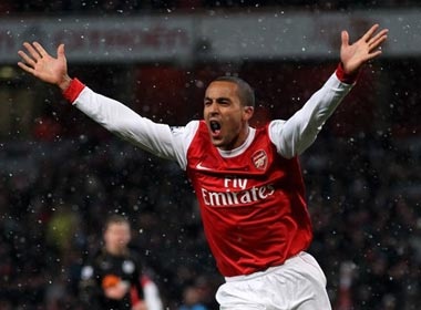 Ha Wigan, Arsenal vao ban ket Carling Cup hinh anh