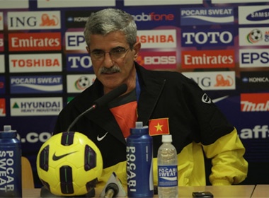 HLV Calisto: 'Chien thang vuot ngoai tam du doan' hinh anh