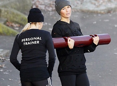 Ba xa Gerrard tap the duc giua troi lanh hinh anh