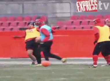 Podolski 'tung cuoc' canh cao dong doi hinh anh
