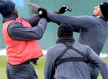 Cau thu Man City au da tren san tap hinh anh