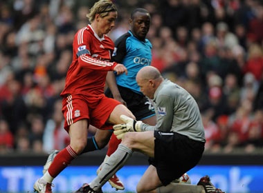 Liverpool don ‘nguoi tinh cu’ Gerard Houllier hinh anh