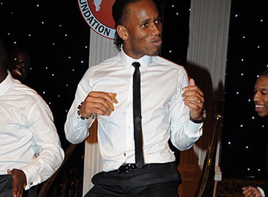 Drogba nhay 'boc lua' trong tiec tu thien hinh anh